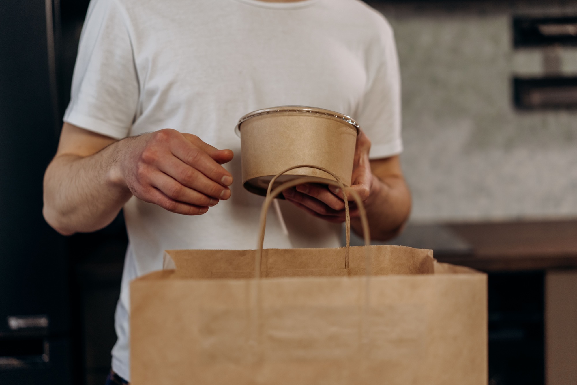Contenedor biodegradable y bolsa de papel