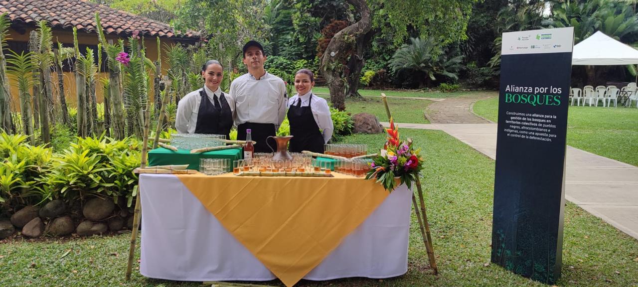 Equipo de catering de Casanova en una estación de servicio para evento exterior