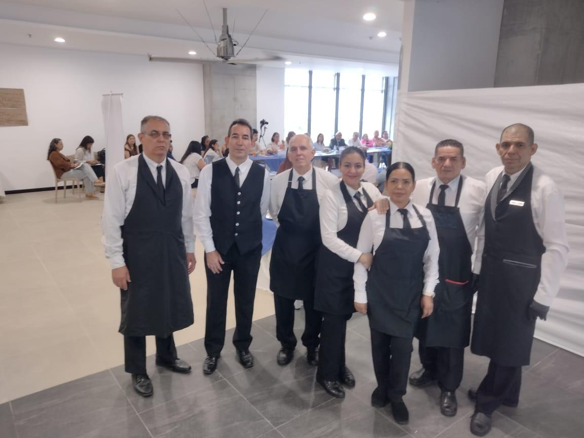 Equipo de servicio de Casanova preparado para un evento corporativo