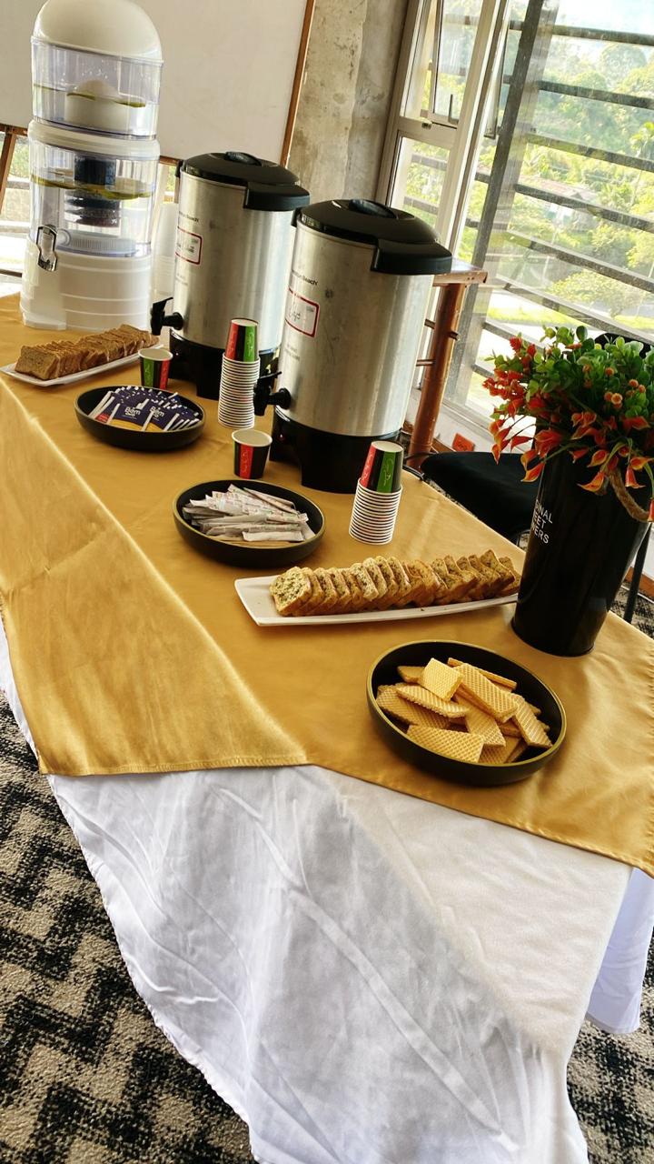Estación de café y refrigerio para evento empresarial